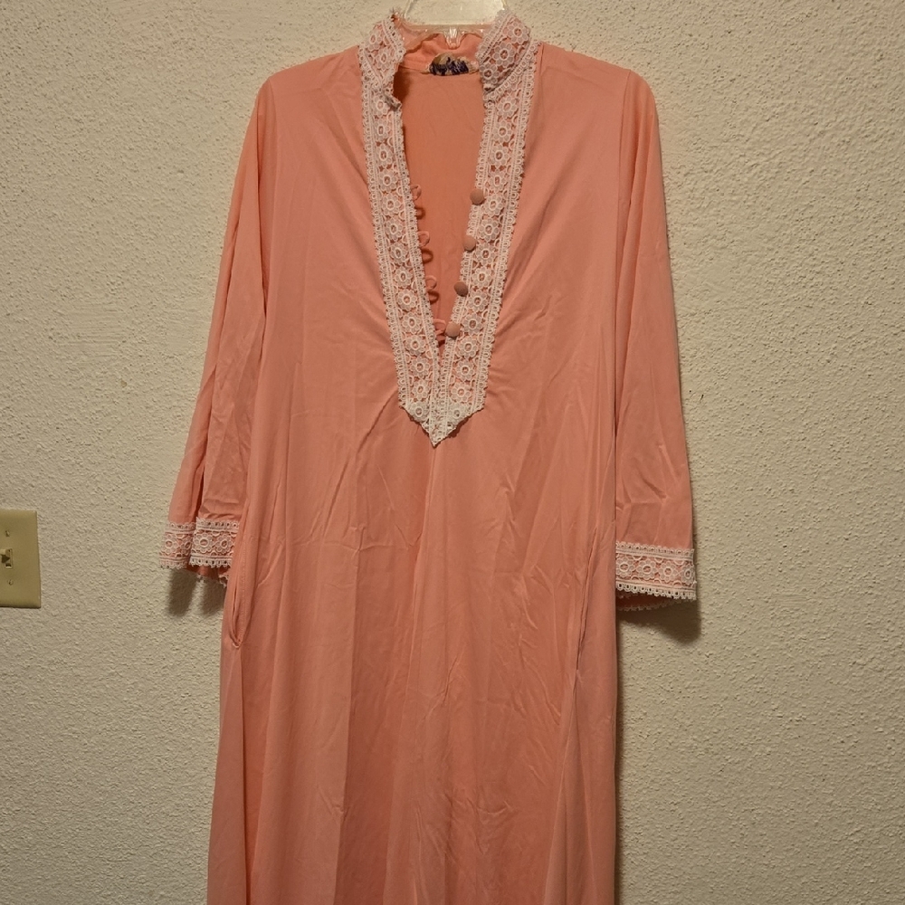 B10 Vanity Fair Pink Lace-Trimmed Long Night Gown Vintage